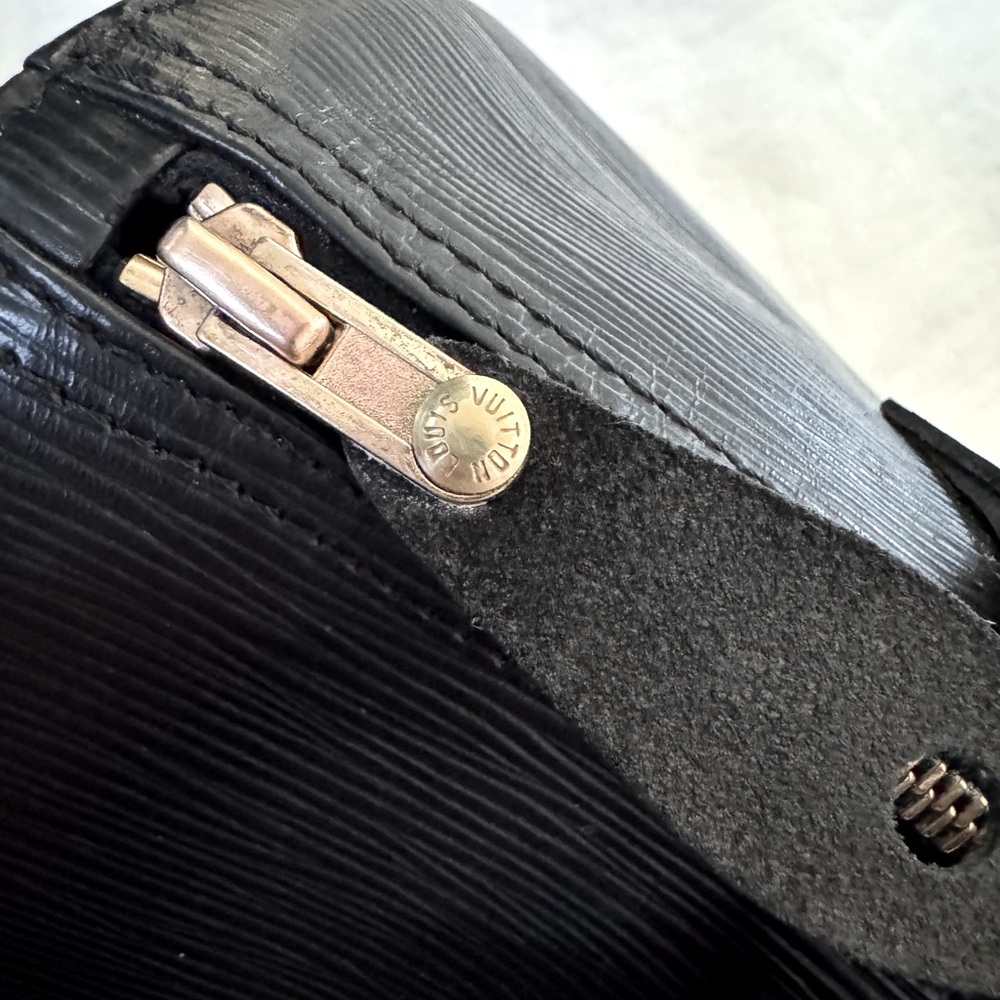 Louis Vuitton Speedy 35 in classic Black Epi leather. - Picture 1 of 11